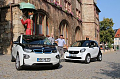 Elektroautos vor dem Rathaus und Roland