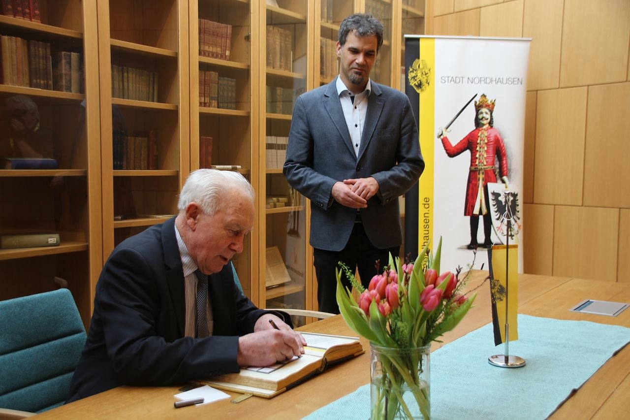 Siegmund Jahn Tragt Sich Ins Goldene Buch Der Stadt Nordhausen Ein