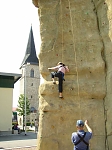 Bild: Klettersaison: Kletterturm auf dem Petersberg
