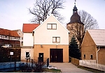 Das Hörninger Dorfgemeinschaftshaus mit den Feuerwehrräumen und der Kirche. Das Hörninger Dorfgemeinschaftshaus mit den Feuerwehrräumen und der Kirche.