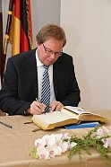 Bild: Eintrag ins "Goldene Buch": Rat der Stadt Bochum Dr. Stefan Jox