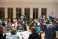 Diskussion der Teilnehmer an den Tischen (Foto: Thomas Müller)