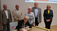 Eintrag ind Goldene Buch: Erika Stahl, Bürgermeisterin Bochum (Foto: Ilona Bergmann, Pressestelle Stadt Nordhausen)