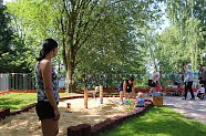 Bürgermeisterin Jutta Krauth und die Leiterin der Kita „Am Frauenberg“ eröffnen mit den  Krippenkindern den Spielplatz  (Foto: Ilona Bergmann, Pressestelle Stadt Nordhausen)