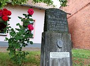Grabstein von Ida Vogeler-Seele 1964 umgesetzt vor Kita "Idas Wald- und Wiesenkinder" in der Uferstraße (Foto: Stadtverwaltung Nordhausen)