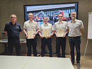 Bild: Ernennung als Ehrenbeamte: FF Mitte: Kamerad Florian Kasseck, Stellv. Wehrf&uuml;hrer FF Mitte: Kamerad Henry G&ouml;tz, Stellv. Wehrf&uuml;hrer FF Leimbach: Kamerad Elias Hannig