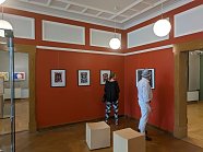 Bild: Besucher bei der Vernissage Scherenschnitte