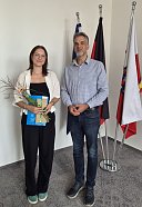 Bild: Oberb&uuml;rgermeister Buchmann gratuliert den Auszubildenden zum erfolgreichen Ausbildungsabschluss
