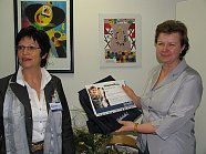 Edeltraut Klammer (links) übergibt an Dr. Cornelia Klose 2 Gutscheine für Nachhilfe  (Foto: I. Bergmann)