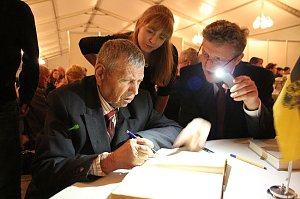 Bild: Festempfang f&uuml;r die &Uuml;berlebenden