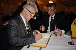 Bild: Festempfang f&uuml;r die &Uuml;berlebenden