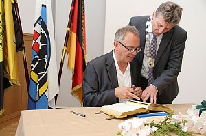 Bild: Eintrag ins "Goldene Buch": Rat der Stadt Bochum, Dr. Hans H. Hanke