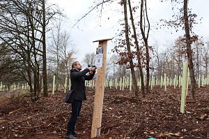 Bild: Landschaftsplaner Sven Gerwien beim Anbringen des Schildes