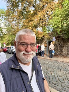 Michael Garke vor dem Eingang zum Splitterschutzgraben