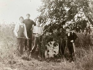 Freilegung und Wiederaufrichtung des Kreuzsteins  Anfang der 1980er Jahre