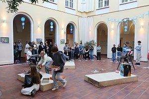 Bild: Sunflower Dreams Project - Ausstellungser&ouml;ffnung Petersbergschule