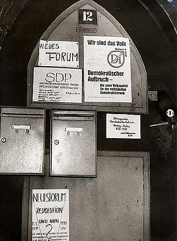 Im Jahr 1990 sind viele der neugegründeten DDR-Parteien im Gebäude Domstraße 12 vereint. (Foto: Stadt Nordhausen)