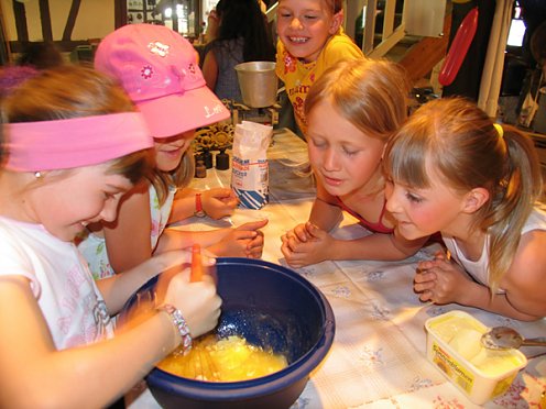 Kinder backen im Tabakspeicher (Foto: Stadt Nordhausen)