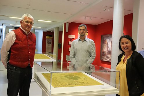 Historische Reichsstadtfahnen zurück im Museum Flohburg (Foto: Stadtverwaltung Nordhausen)