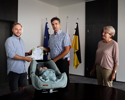 V.l.n.r.: Johannes Dorn, Oberbürgermeister Kai Buchmann, Christine Heidel, Leiterin Standesamt Nordhausen. Im Vordergrund Kurt William Kunde (Babyschale) (Foto: Stadtverwaltung Nordhausen)