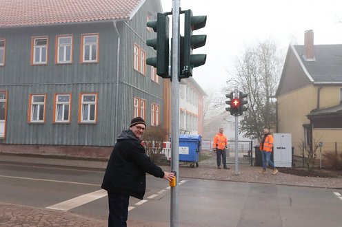 Ab heute leistet die neue Fußgängerampel vor der Petersdorfer Grundschule einen großen Beitrag zur Verkehrssicherheit! (Foto: Stadtverwaltung Nordhausen)