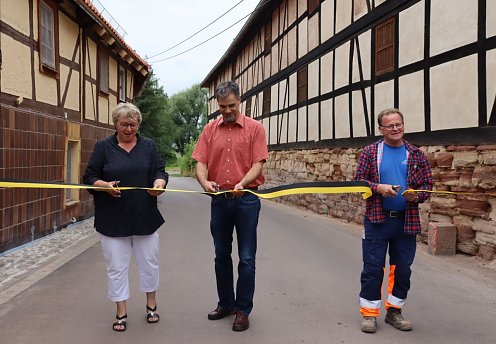 Freigabe in Hochstedt: Jutta Meier, Ortsteilrätin Hochstedt, Nordhausens Oberbürgermeister Kai Buchmann, Uwe Füger, Polier Mütze & Rätzel Bauunternehmen GmbH (Foto: Stadtverwaltung Nordhausen)