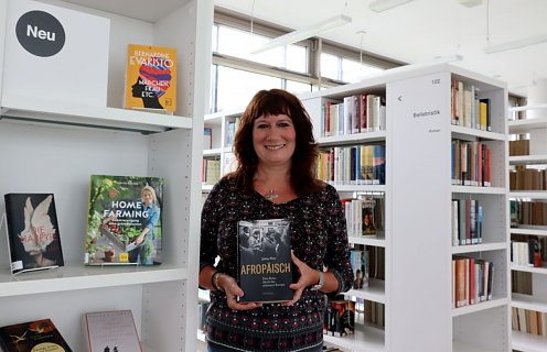 Bibliotheksmitarbeiterin Andrea Wilke mit einigen Neuerscheinungen (Foto: ©Stadtverwaltung Nordhausen)