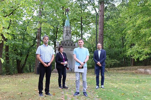 V.l.n.r.: Oberbürgermeister Kai Buchmann; Anne Wiehe, Leiterin Friedhofsverwaltung Stadt Nordhausen, Oleg Yakimovich, Konsul des Generalkonsulats der Russischen Föderation; Sven Gerwien, SG Umwelt und Grünordnung Stadt Nordhausen. (Foto: Stadtverwaltung Nordhausen)