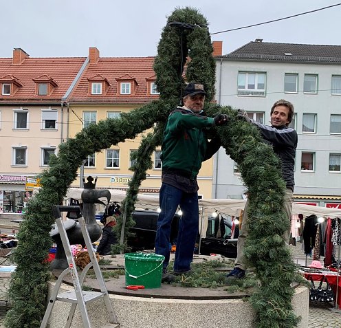 Beschäftigte des VHS Bildungswerks verpassen dem Aar ein Weihnachtskleid (Foto: ©Stadtverwaltung Nordhausen)