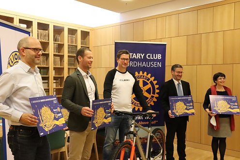 Benefiz-Adventskalender-Aktion von Rotary- und Lions-Club Nordhausen (Foto: Stadtverwaltung Nordhausen) Benefiz-Adventskalender-Aktion von Rotary- und Lions-Club Nordhausen (Foto: Stadtverwaltung Nordhausen)