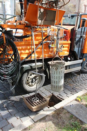 Reinigung der Straßenabläufe (Foto: Stadtverwaltung Nordhausen)