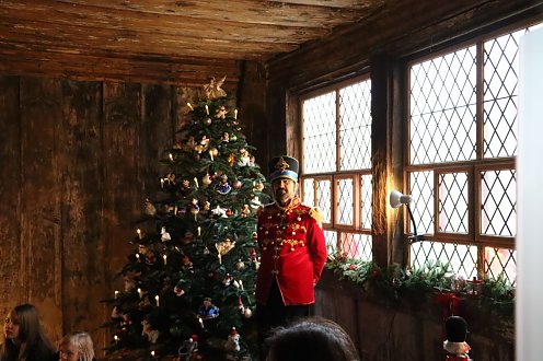 &#61656;	Nostalgisches Ambiente in der weihnachtlich geschmückten Bohlenstube  Nostalgische Weihnacht in der weihnachtlich geschmückten Bohlenstube am 2. und 3. Dezember 2023 von 14 bis 20 Uhr. Hier können die Gäste Kaffee und weihnachtliches Gebäck genießen und dem Märchenerzähler zuhören. Winfried Wehrhahn von der Stadt- und Gästeführergilde und Hannechen Vogelstange werden zu Gast sein und davon erzäh (Foto: Stadtverwaltung Nordhausen)