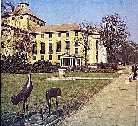 Bild: Am Theater-Zugang: Kranichgruppe  wieder komplett