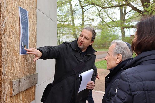 Jerry Wartski, Überlebender des Konzentrationslagers Mittelbau-Dora, besuchte die Baustelle des Ehrenfriedhofs (Foto: Stadtverwaltung Nordhausen)