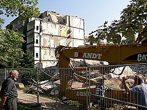 Nordhausen-Ost: Der erste Plattenbau in Nordhausen fällt (Foto: nnz)