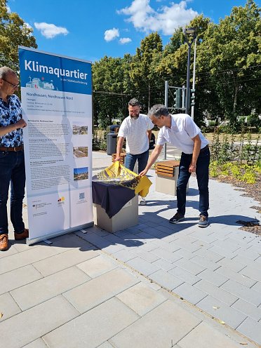 Enthüllung der „Klimaquartier-Plakette“  (Foto: SWG)