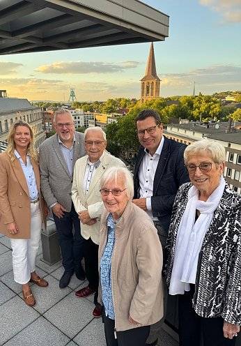 Die Nordh&auml;user Delegation Alexandra Rieger, Steffen Iffland und Hans-Joachim Tischer (1.,2. und 3. v.l.) mit Bochums OB Thomas Eiskirch, Bochums B&uuml;rgermeisterin i.R. Erika Stahl (ganz rechts) sowie Margit Mizgalski, der Vorsitzenden des Bochumer St&auml;dtepartnerschaftsvereins.  (Foto: Stadtverwaltung Nordhausen)