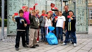 Zwei Säcke voller Abfall: Reinigungsaktion von Schülern rund um den Zwinger am Theater (Foto: nnz)