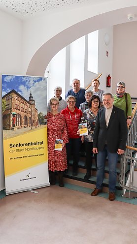 Bild: Ein Gruppenfoto der Mitglieder des Seniorenbeirats der Stadt Nordhausen zur Er&ouml;ffnung der neuen Anlaufstelle im Nordh&auml;user Rathaus.