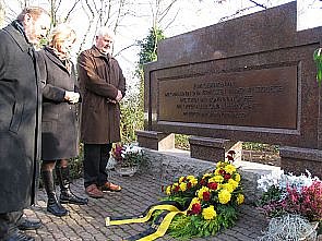 Volkstrauertag: Kranzniederlegung am Gedenkstein  (Foto: nnz)