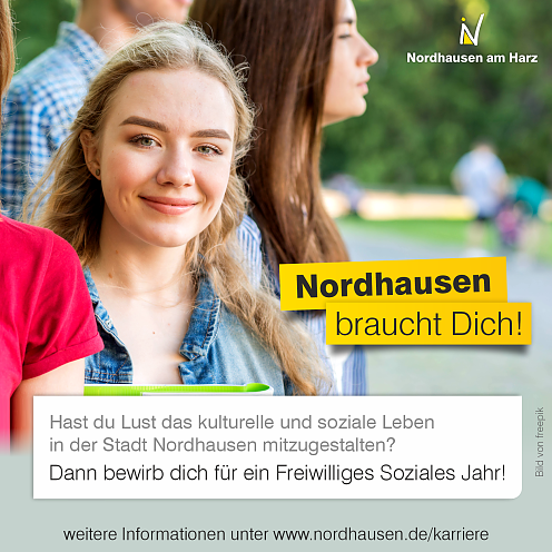 Bild: Eine junge Frau interessiert sich f&uuml;r das Freiwillige Soziale Jahr bei der Stadt Nordhausen. 