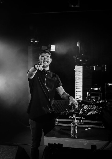 DJ Serious (Foto: DJ Serious) Bild: Auf dem Bild kann man den DJ Serious sehen. Es ist ein Bild in Schwarz/Weiß.