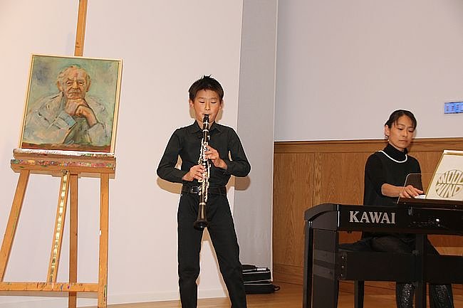 Lyuta Kobayashi vom Humboldt-Gymnasium an der Klarinette und seine Mutter Kuniko Kobayashi begleiten musikalisch durch den Abend 
