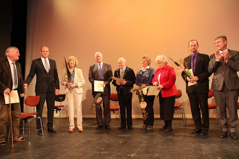 Von Links: Fam. Rüther und Landrat, Dr. F. Kray, W. und G. Hartmann, Jutta Wehmann, Holger Wengler und OB 