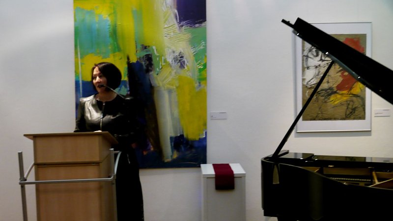 Kunsthausleiterin Susanne Hinsching begrüßt die zahlreichen Gäste