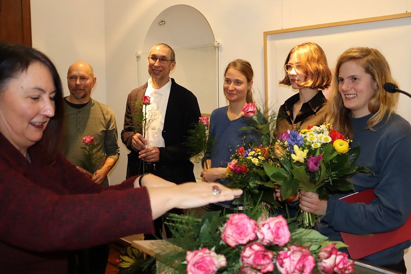 Alle anwesenden Künstler erhalten Blumen