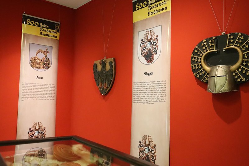 Historische Reichsstadtfahnen zurück im Museum Flohburg