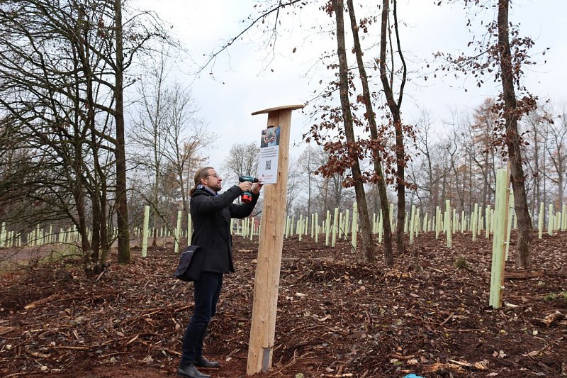 Landschaftsplaner Sven Gerwien beim Anbringen des Schildes