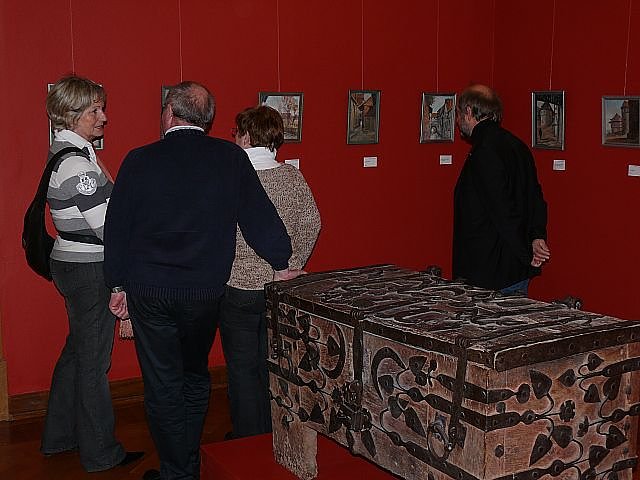 Besucher der Ausstellung im 1. Obergeschoss