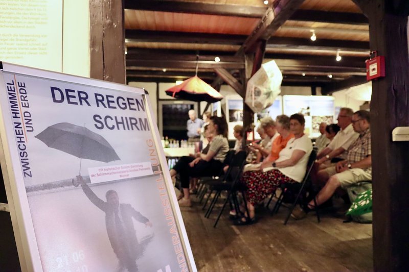 Museum Tabakspeicher: Neue Sonderausstellung „Zwischen Himmel und Erde  Der Regenschirm“